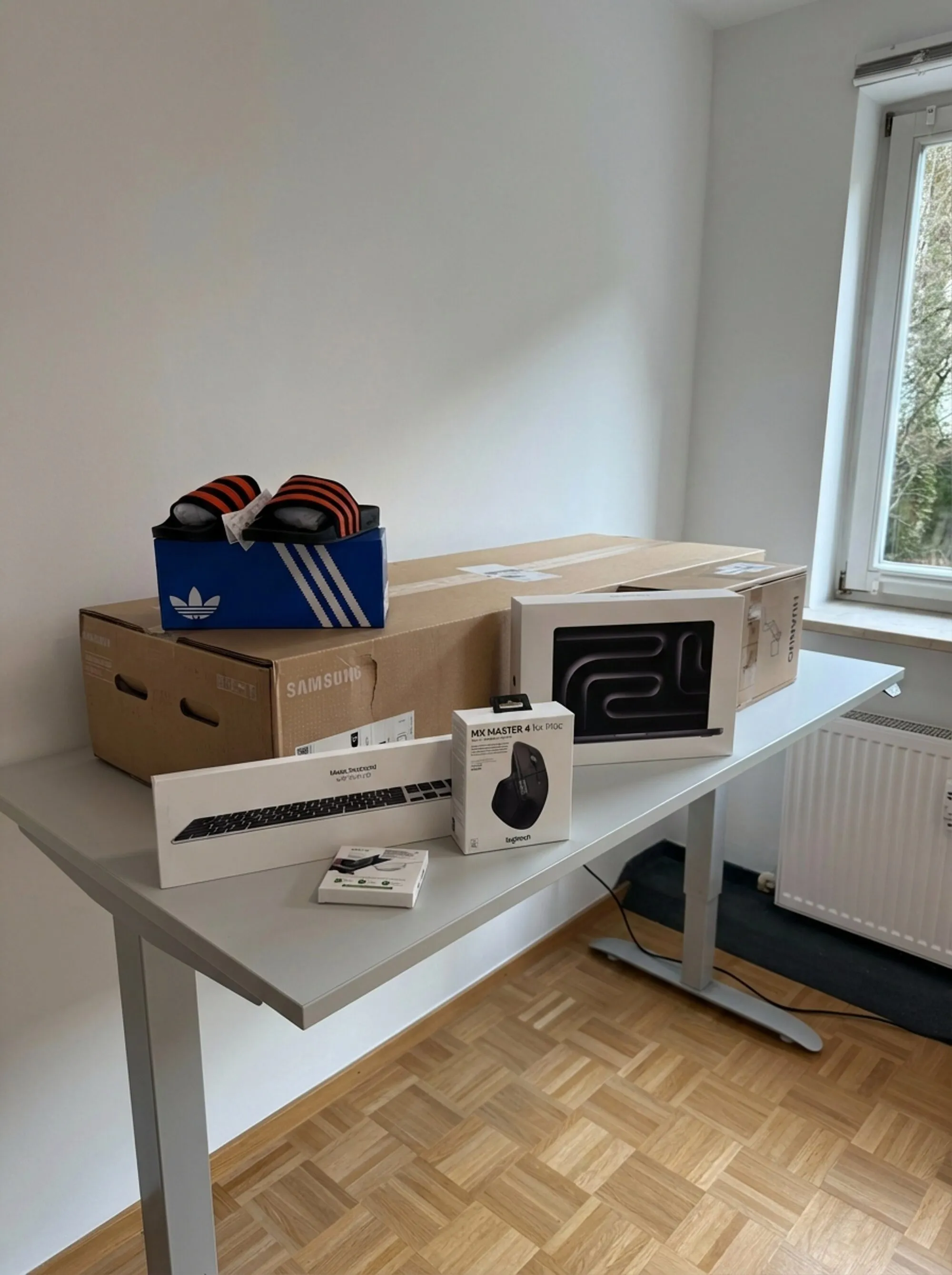 DPA+ Welcome-Pack: MacBook Pro, MX Master Maus, Apple Magic Keyboard und ein Paar DPA+-Adiletten